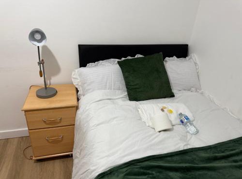 Modern double bed - Central Dartford - Free Parking