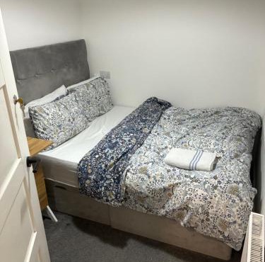 Modern Double Room 5 Min Walk to Station and Docks