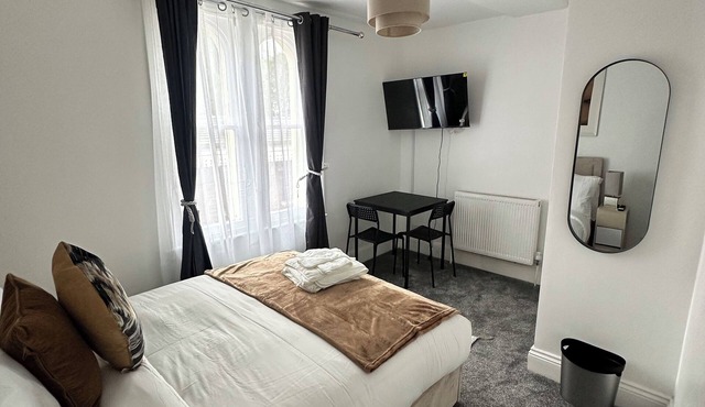 Modern Double Room Next to Albrighton Station | Free Parking