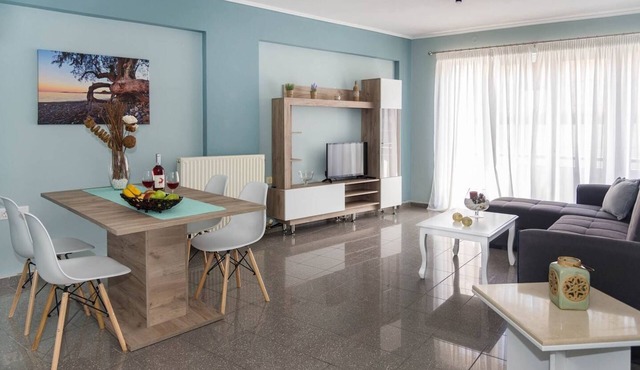 Modern downtown apartment, 5min from beach