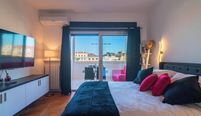 Modern downtown apartment with panoramic view of St. Peter's dome