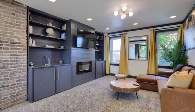Modern Downtown Lancaster Apt – Walk to Train & Amtrak