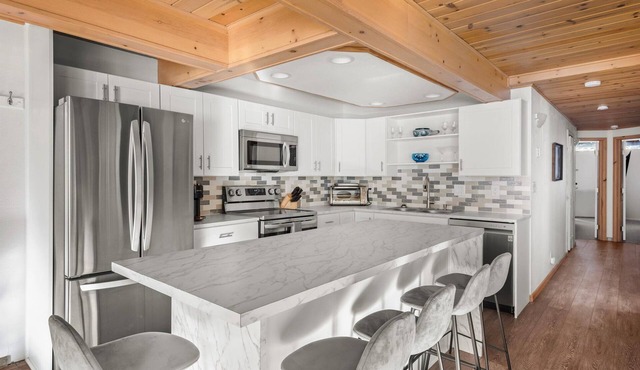 Modern Downtown Mountainside 3BR 2BA Apartment w/Parking in Aspen Sleeps 8 GREAT