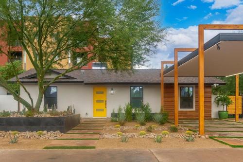 Modern Downtown Oasis