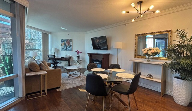 Modern Downtown Vancouver Condo – Walk to SkyTrain