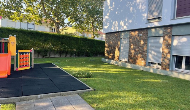 Modern Duplex with Garden and Pool- Short -Medium or Long Stay. Best Price!