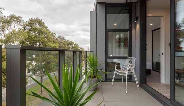 Modern & Eclectic 2 Bed/2 Bathroom - NO CARPARK