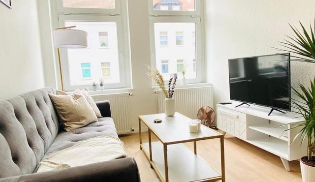 Modern eingerichtetes Apartment mit Balkon