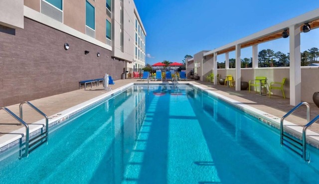 Modern Elegance! 2 Pet-Friendly Units, Outdoor Pool, Free Breakfast and Parking!