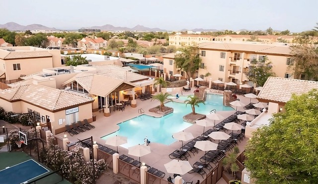 Modern Elegance in the City! Outdoor Swimming Pool, Full Kitchen, Free Parking!