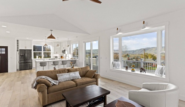 Modern Elegance, Open Concept, Peaceful, Luxurious.Traveler's Sanctuary!