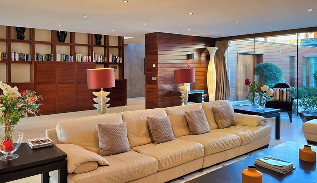 Modern Elegance, steps from the Aviva, with Games Room