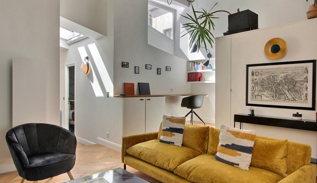 Modern, elegant 2 BD 2 BTH, in the Marais, insurance included