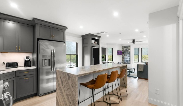 🏳️‍🌈 Modern Elegant Condo in the Heart of Ptown 🚗 Free Parking ⚡ EV Charger