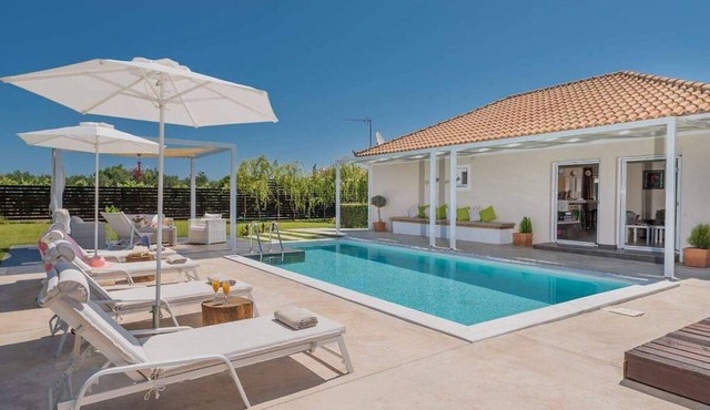 Modern & Elegant Villa, A/C, Superb Outdoor Areas, Private Pool - Quiet Setting 10mins from Tsilivi