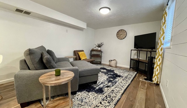 Modern escape walk to Sloans Lake, 10 mins to downtown Denver, 1 carport