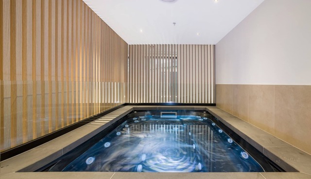 Modern, Executive 1 Bedroom Apartment With Balcony