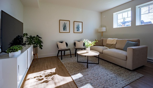 Modern Executive Suite - King Bed, Private Entry, 1GB Fibre, Laundry, Parking