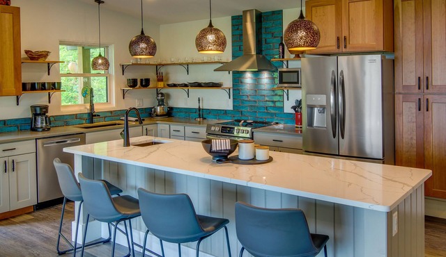Modern Fairview Retreat: Spacious Deck + Mtn View!