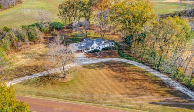 Modern Farmhouse 5 miles to Blue Oval!