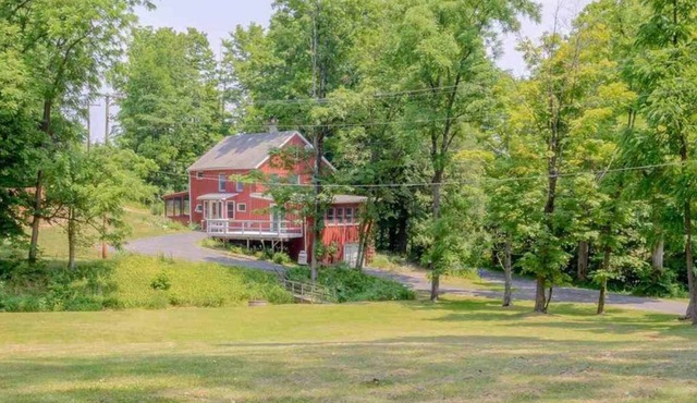 Modern Farmhouse; Quiet, Eclectic,Cozy, Fun, situated on a peaceful Creek.