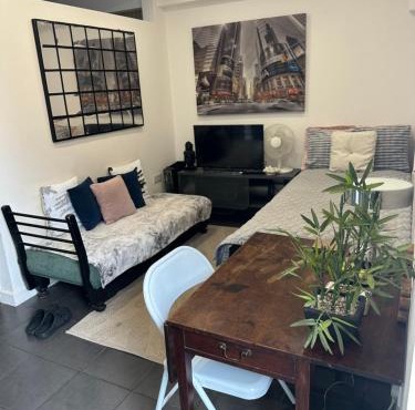 Modern flat in Egham by Royal Holloway University Royal Ascot and Windsor near Heathrow Airport
