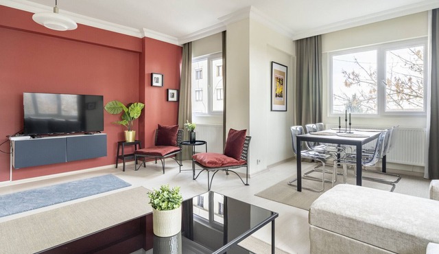 Modern Flat w Balcony 5 min to Bagdat Ave