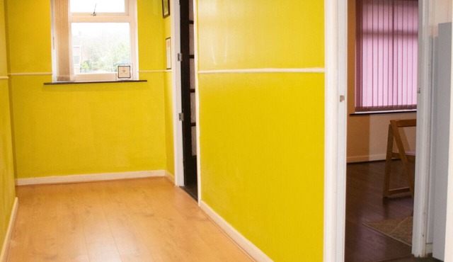 Modern Flat with A/C & Basketball Court – Prime Leicester Location
