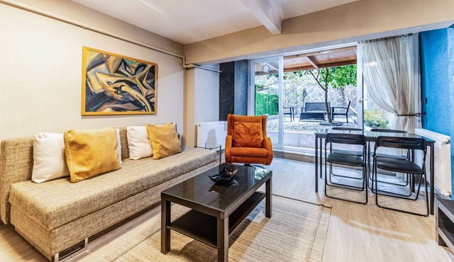 Modern Flat with Backyard in Kadikoy