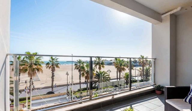 Modern flat with sea views in Valencia.