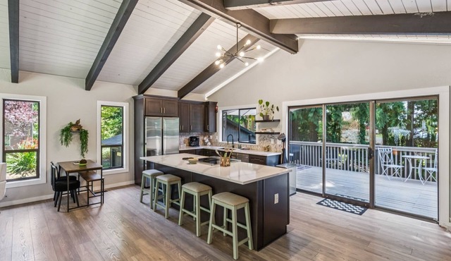 Modern Forest Escape Near Hikes & Lake 6 Bedroom Home