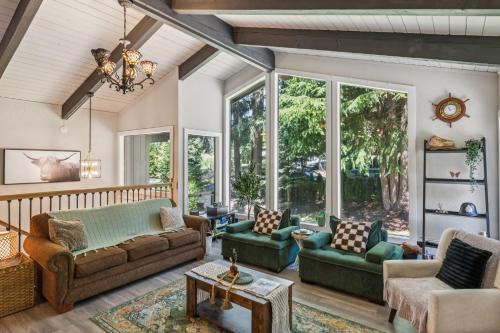 Modern Forest Escape, Near Lake Stevens & Hikes