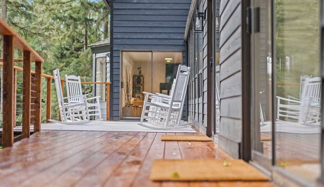 Modern Forest Retreat: Dog Friendly, Scenic Views