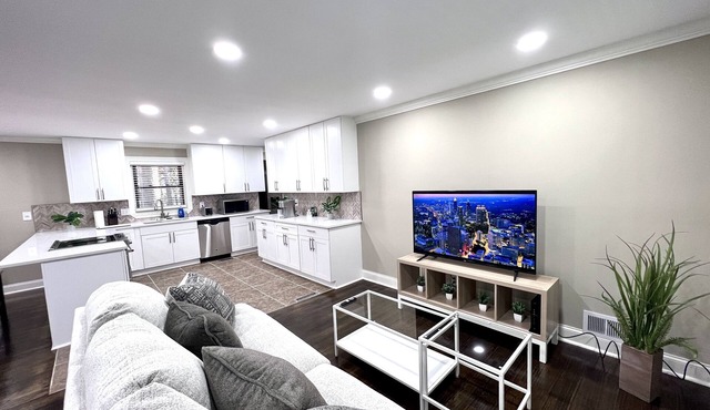 Modern Fresh Remodel 4BR 3Bath 2 En-Suites Super Convenient Sleeps 12 Pets OK!