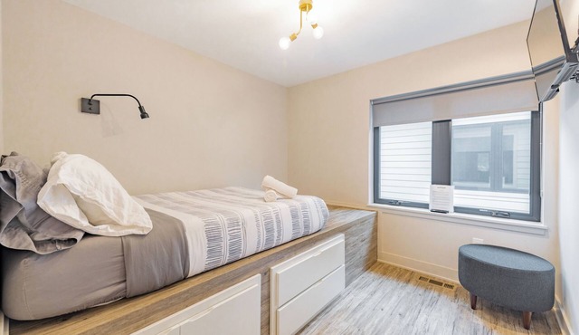 Modern Full-Bed Room w/Ensuite | Steps from Big House