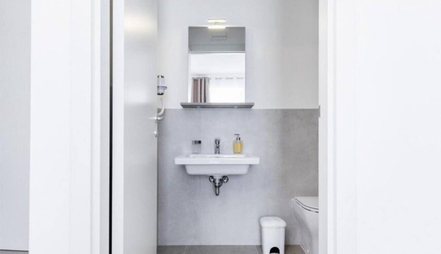 🏡 Modern & Functional Rooms in Mestre – Brand-New Guesthouse with Free ParkingPerfectly located for Venice: bus no. 5 passes every 10 minutes and takes you directly to the historic center in just a few minutes! Rooms are equipped with a comfortable