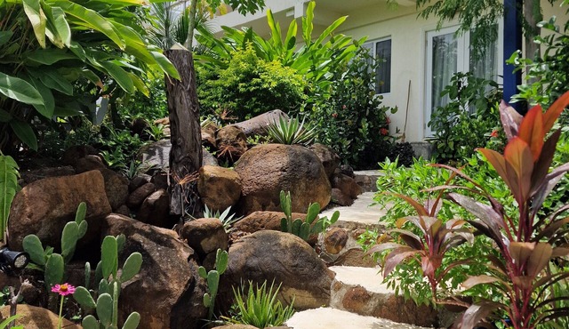 Modern garden apartment close to airport and sea