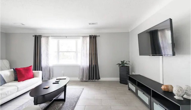 Modern get away in the heart of GNV. Mins to UF