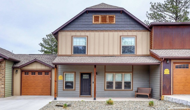 Modern Gold Mining Condo 2 Bedroom King Master, Minutes from Mt. Rushmore and local attractions.
