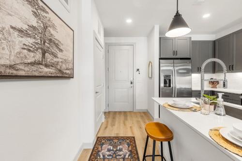 Modern Ground Floor 1BR W Pool Gym MER 9109