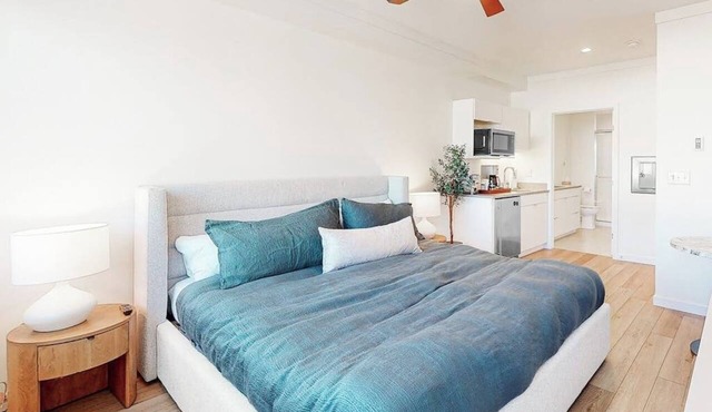 Modern ground-floor studio with mountain view, kitchenette & parking