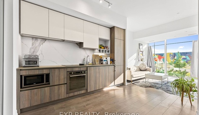 Modern Ground Level Townhome with Easy Subway Access - Ideal for Extended Stays