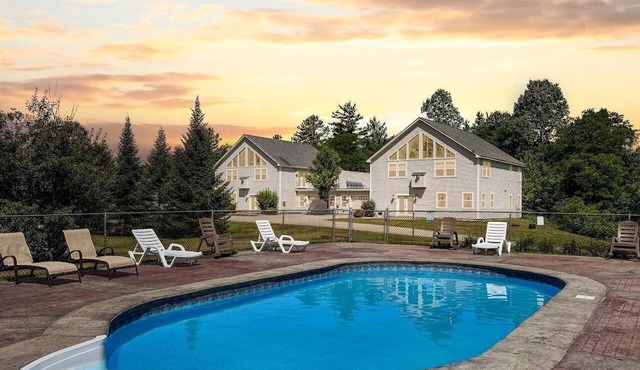 Modern Group Retreat with 2 Kitchens, Hot Tubs & Game Rooms near Downtown North Conway, NH