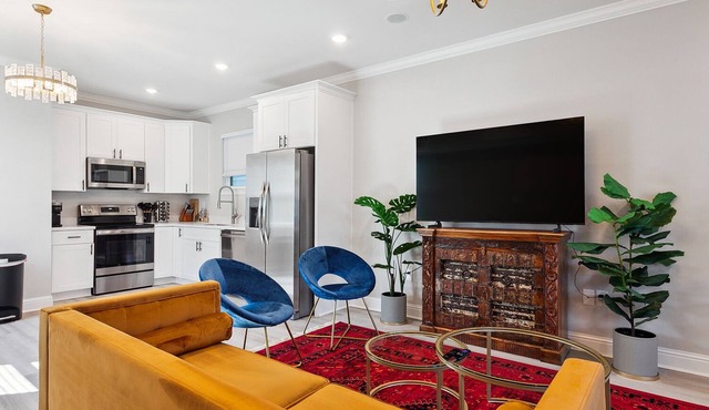 Modern Group Retreat w/3 En-Suite Baths. Near French Quarter Walk to Streetcar