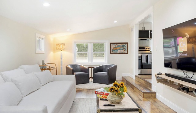 Modern Hamptons Getaway: 5 minutes to the Beach and Restaurants!