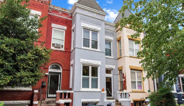 Modern Haven: 3-BR/2.5 BA Paris-Themed Home in Wonderful DC: Wifi and A/C