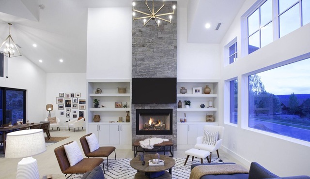 Modern Hillside Luxury - Newly Built 4b/4b w/ Hot Tub