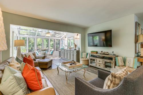 Modern Hilton Head Retreat: Walk to Beach & Golf!