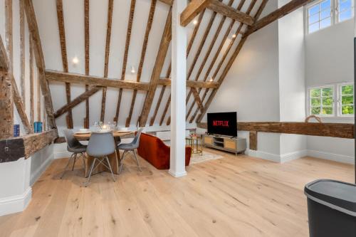Modern & Historic Duplex Flat Riverside