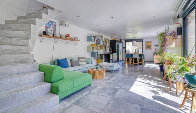 Modern house with large private garden. Ideal location for the Olympic Games !